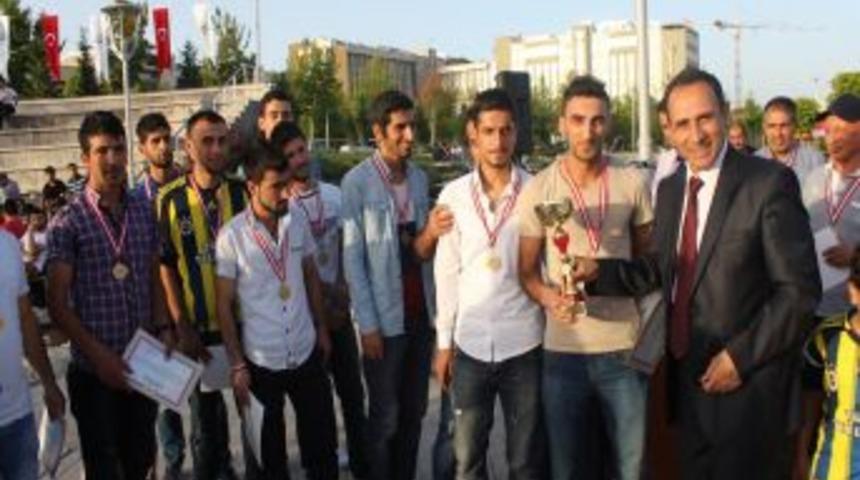 Dereceye Giren &Ouml;ğrenci Ve Vatandaşlara Peynirli Ekmek Ikram Edildi