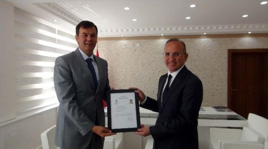 Bitlis Valisi Yurdakul Kurum Amilerini &Ouml;d&uuml;llendiriyor