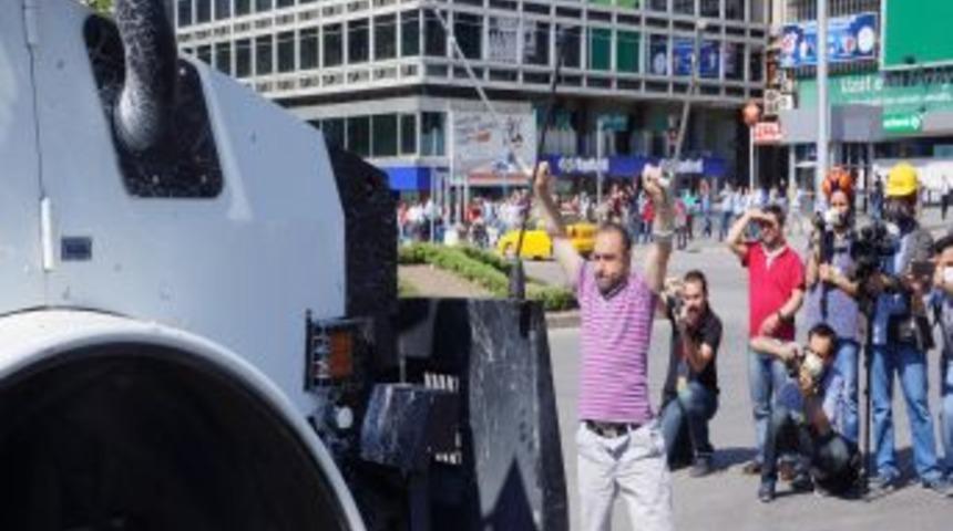 Engelli Eylemci TOMA&rsquo;nın &Ouml;n&uuml;ne Atladı