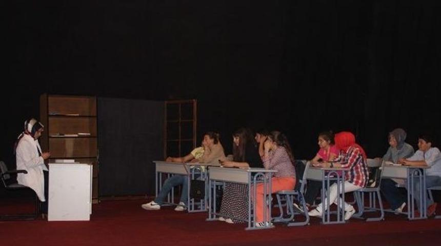 Tiyatro Şenliği Doludizgin Devam Ediyor