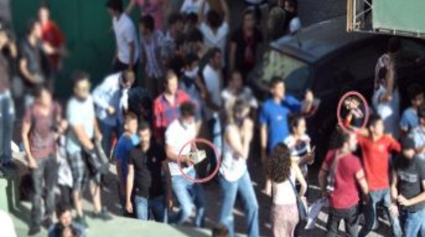 G&ouml;stericiler Polise Taş, Maytap, Şişe Atarken G&ouml;r&uuml;nt&uuml;lendi