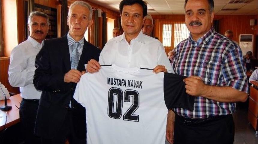 Meclis &Uuml;yelerine Forma Hediye Edildi