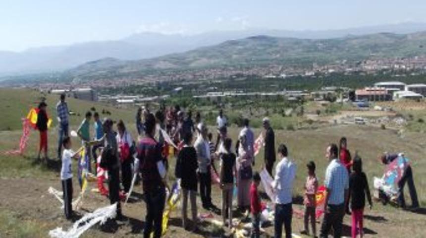 &Uuml;niversitelilerle Minikler El Ele Verip U&ccedil;urtmaları G&ouml;ky&uuml;z&uuml; Ile Buluşturdu