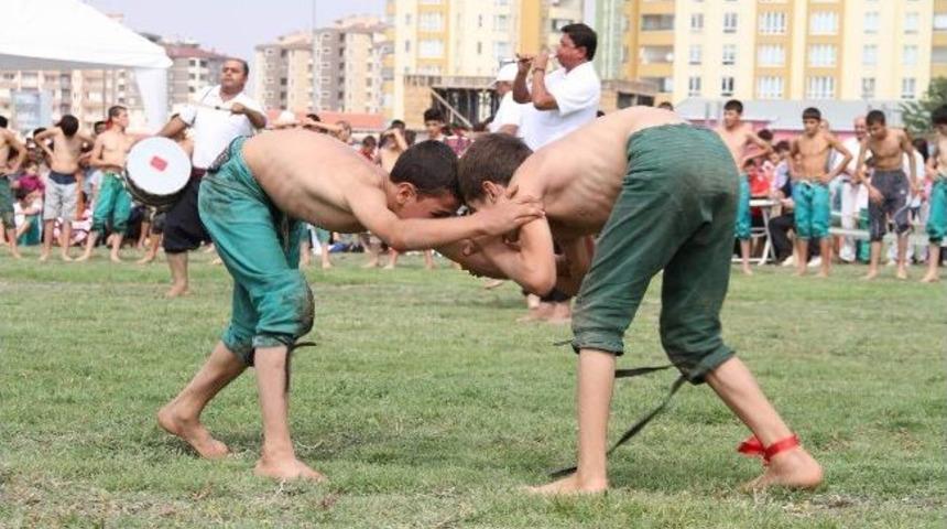 Talas'ta Geleneksel Karakucak G&uuml;reşleri Hazırlığı