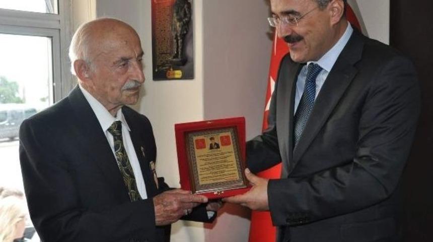 Kore Gazisi 92 Yaşındaki Evin&ccedil;&rsquo;e, T&uuml;rkiye&rsquo;nin En Yaşlı Gazi Unvanı