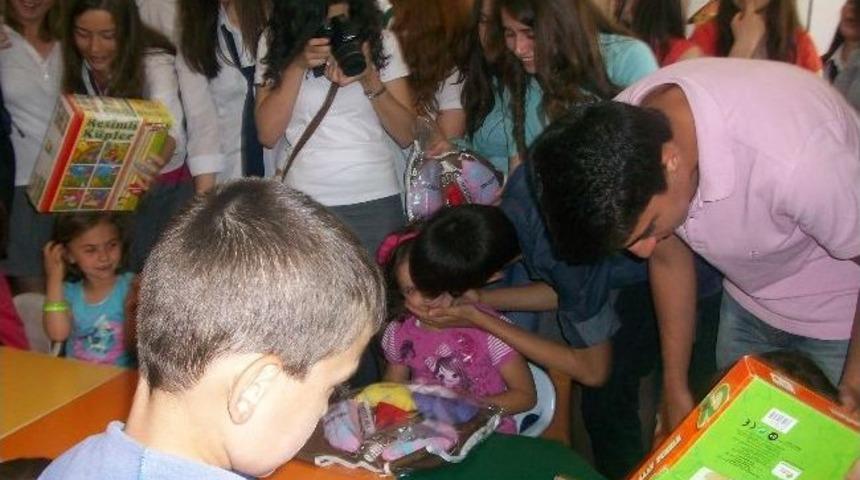 &Ouml;ğrenciler Ana Sınıfına Oyuncak Hediye Etti