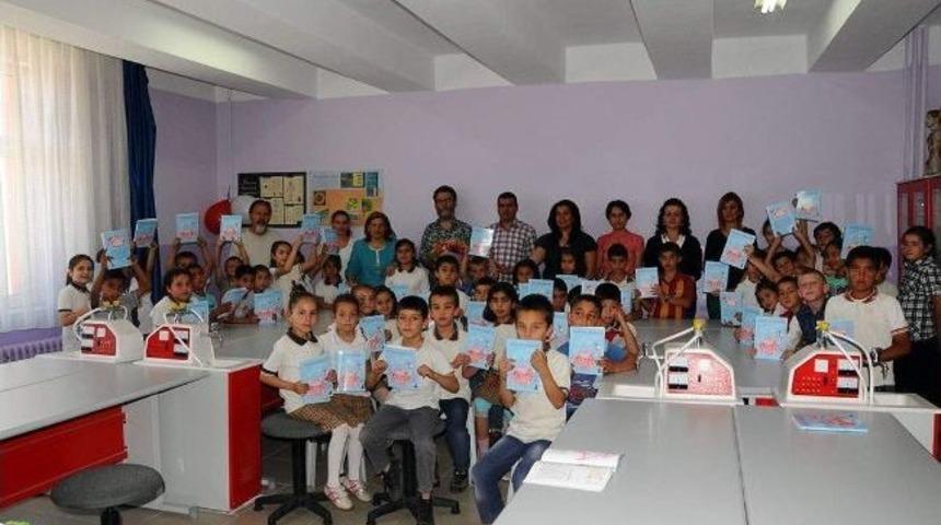 Şair Erg&uuml;len Sosyal Yaşam Okulu Projesinin Konuğu Oldu