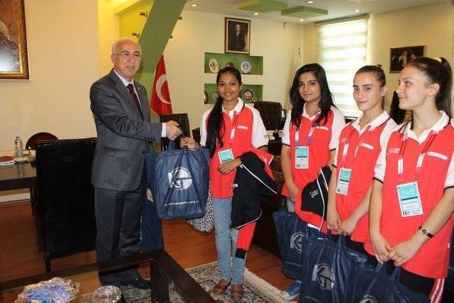 Türkçe Olimpiyatlarına Katılan Öğrencilerden Kto Başkanı Hiçyılmaz’a Ziyaret 1