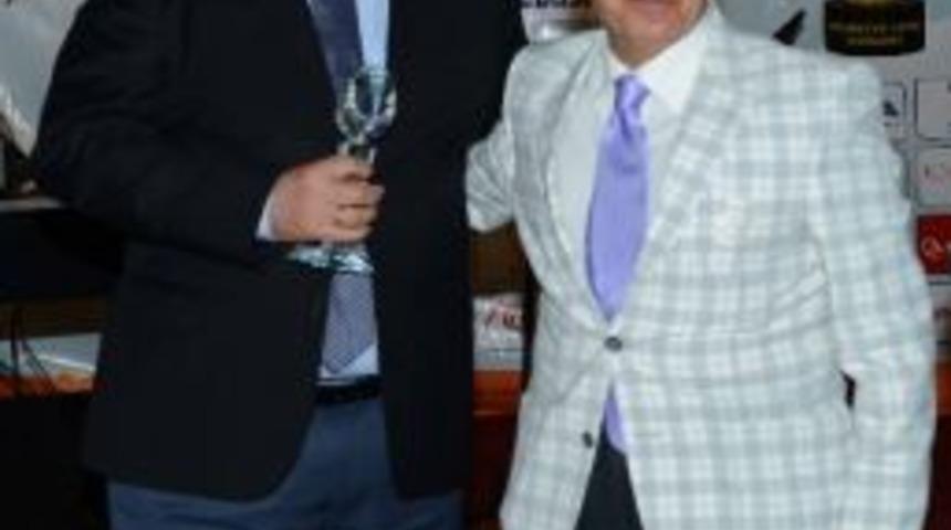 Başkan &Ouml;zcan&rsquo;a Yılın Belediye Başkanı &Ouml;d&uuml;l&uuml;