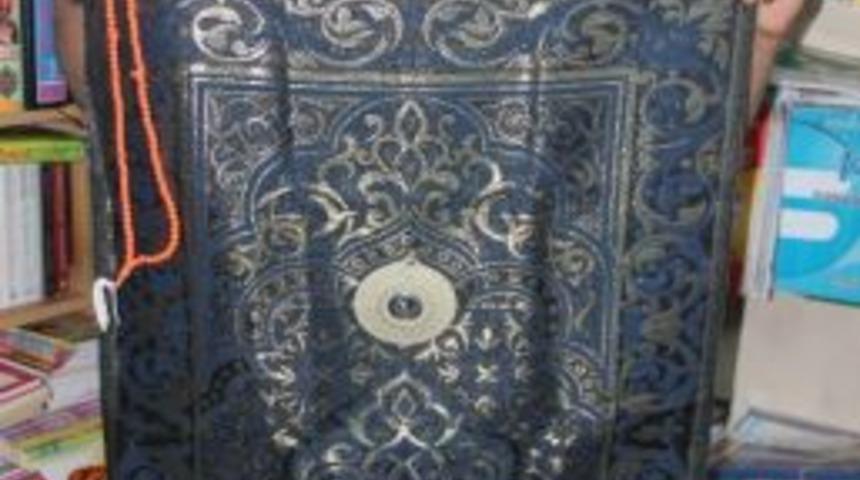 Kıbleyi G&ouml;steren Seccadeye Yoğun İlgi