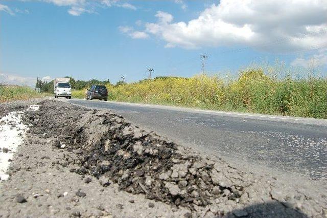 Asfalt Yoldaki Bozulmalar Kazaya Davetiye Çıkarıyor