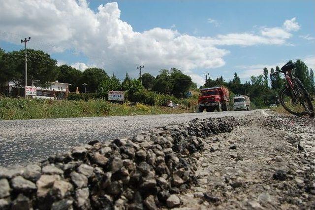 Asfalt Yoldaki Bozulmalar Kazaya Davetiye Çıkarıyor