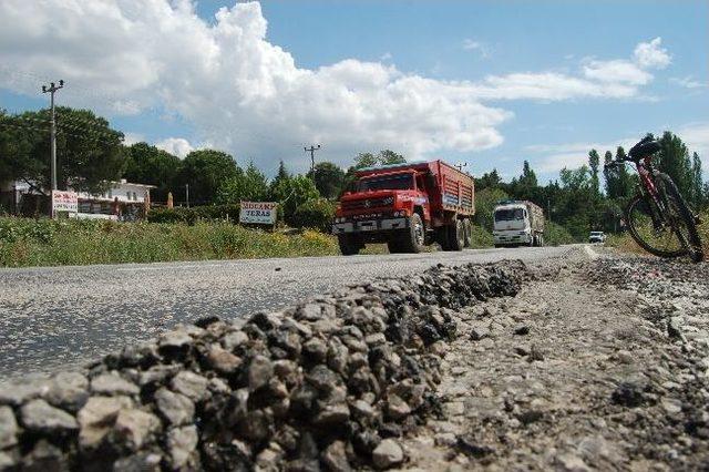 Asfalt Yoldaki Bozulmalar Kazaya Davetiye Çıkarıyor