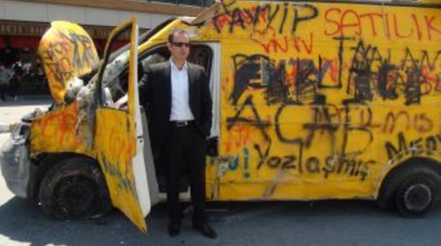 Par&ccedil;alanan Ara&ccedil;lar &Ouml;n&uuml;nde Hatıra Fotoğrafı