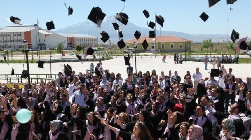 Aksaray &Uuml;niversitesi'nde Mezuniyet Sevinci