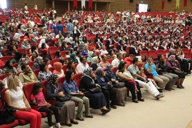 Aksaray &Uuml;niversitesi nde Mezuniyet Sevinci 1