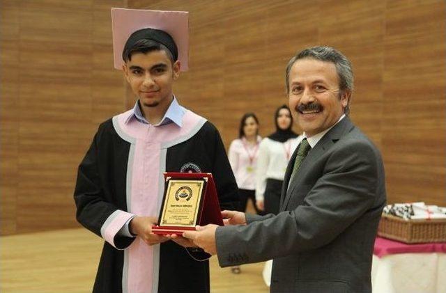 Aksaray &Uuml;niversitesi nde Mezuniyet Sevinci 2