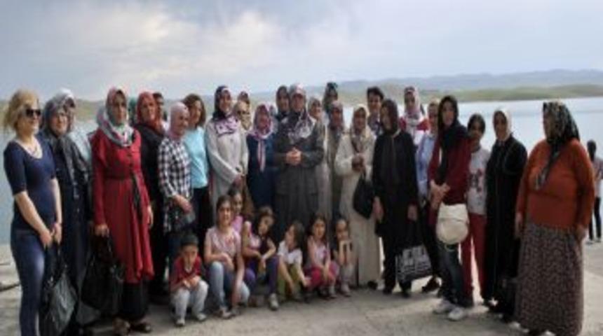 Malatyalı Kadınlar &Ccedil;emişgezek&rsquo;i Gezdi