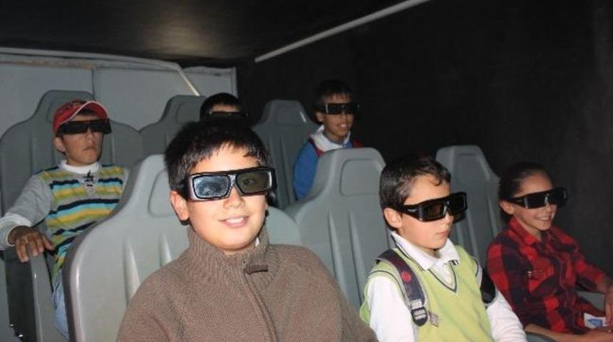 Gezici Sinema Aracı Akdağmadeni İl&ccedil;esine Geldi