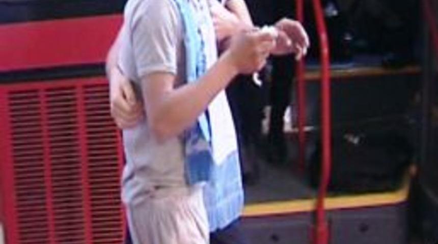 Y&uuml;z&uuml; Maskeli Şahıslardan Polisi Tinerciye Bı&ccedil;aklatma Girişimi