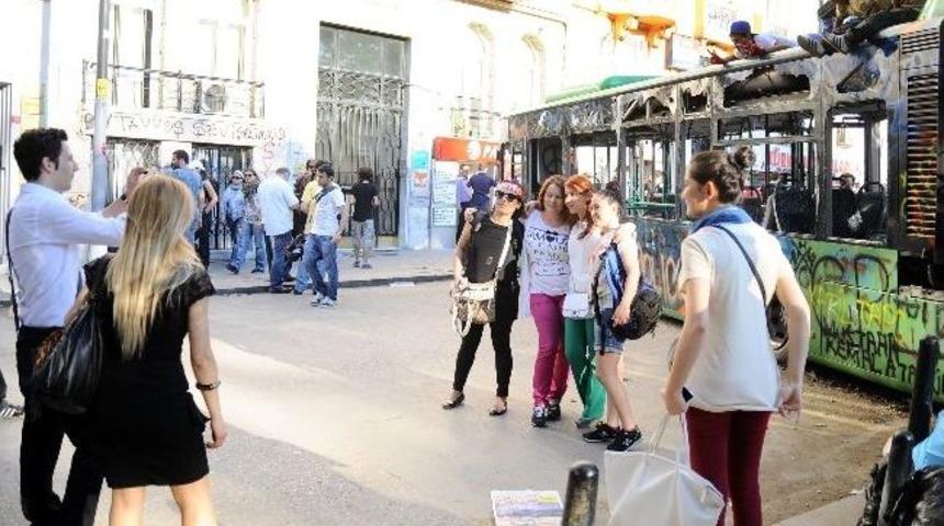 Yakılan Halk Otob&uuml;s&uuml; &Ouml;n&uuml;nde Hatıra Fotoğrağı &Ccedil;ektirdiler