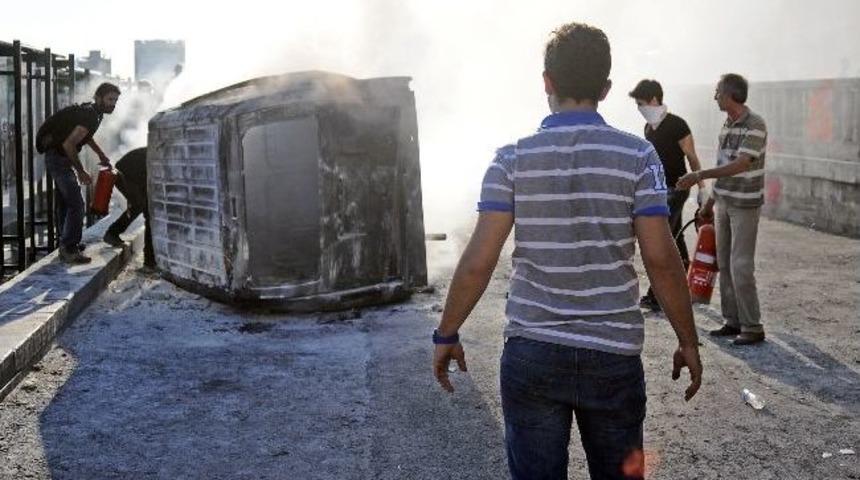 Taksim'de G&ouml;stericiler Ara&ccedil; Yaktı