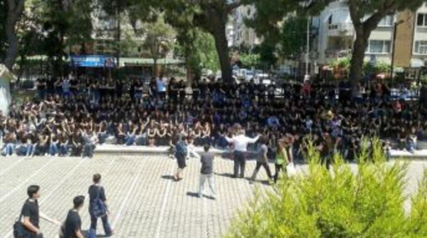 Bazı Liseliler Derslere Girmedi, Siyahlar Giydi