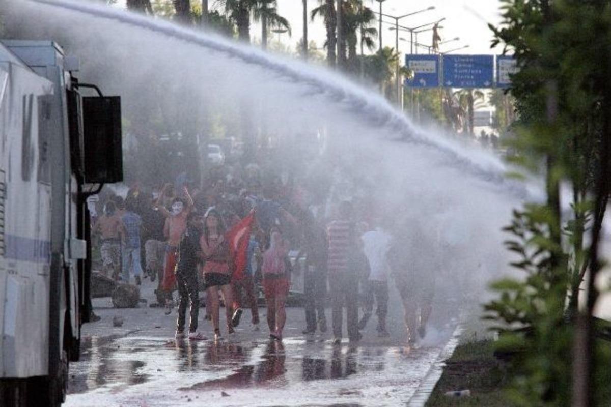 Antalya&rsquo;da Gezi Parkı Eylemlerinde Polisten M&uuml;dahale