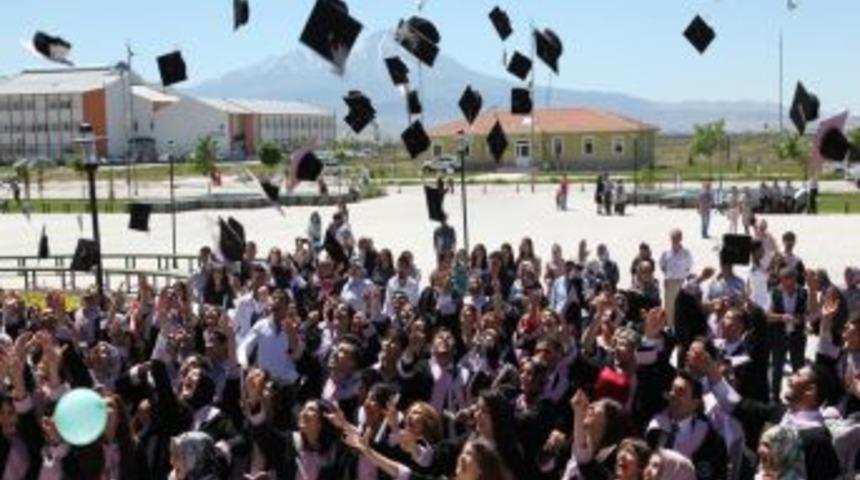 Mezuniyet T&ouml;reninde H&uuml;z&uuml;n Ve Sevin&ccedil; Birlikte Yaşandı