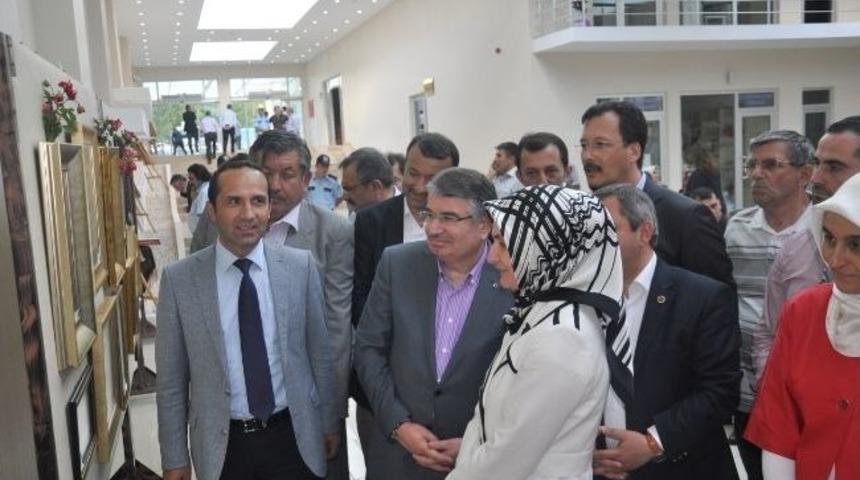 İdris Naim Şahin "hat Ve Tezhip" Sergisini Gezdi