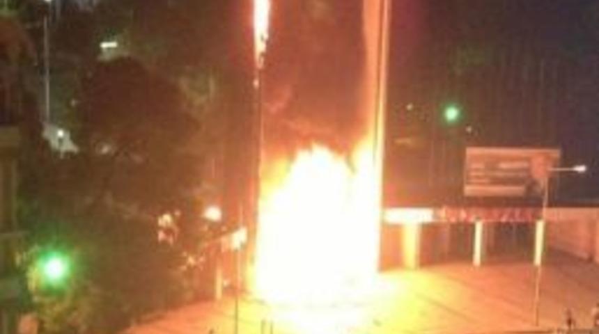 Eylemciler, K&uuml;lt&uuml;rpark Lozan Kapısını Yaktı