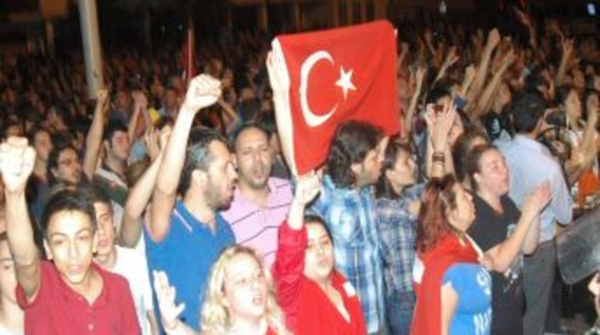 Bursa'da 'Gezi Parkı' Protestosu Gece Yarısında Da S&uuml;rd&uuml;