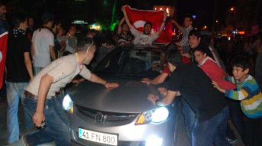 Kocaeli'de eylemciler basın mensuplarına saldırdı