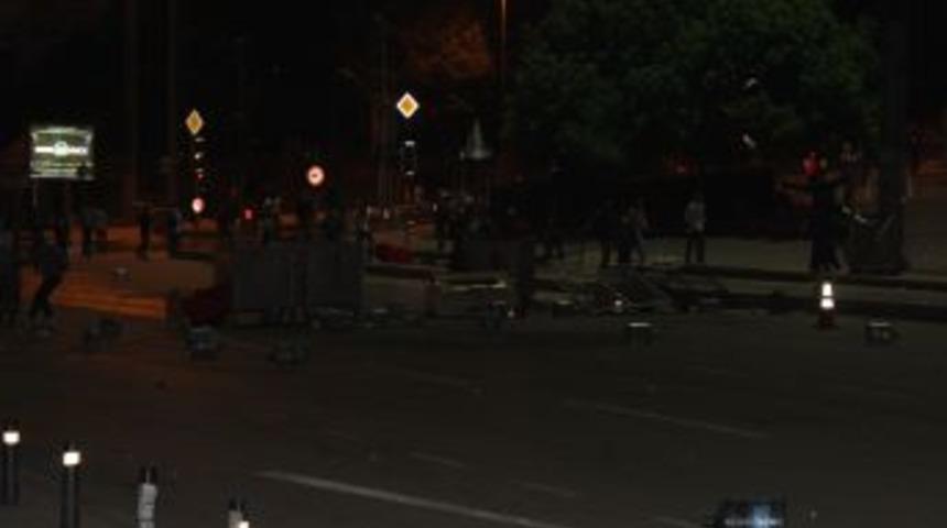 Beşiktaş'ta 'Gezi Park' Eylemleri: 1 Polis Yaralandı, &Ccedil;ok Sayıda G&ouml;zaltı Var