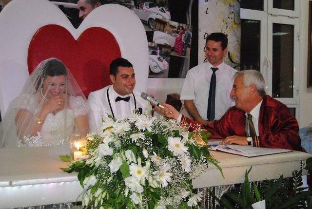 &Ouml;demişli &Ccedil;i&ccedil;ek&ccedil;iye G&uuml;rc&uuml; Gelin 1