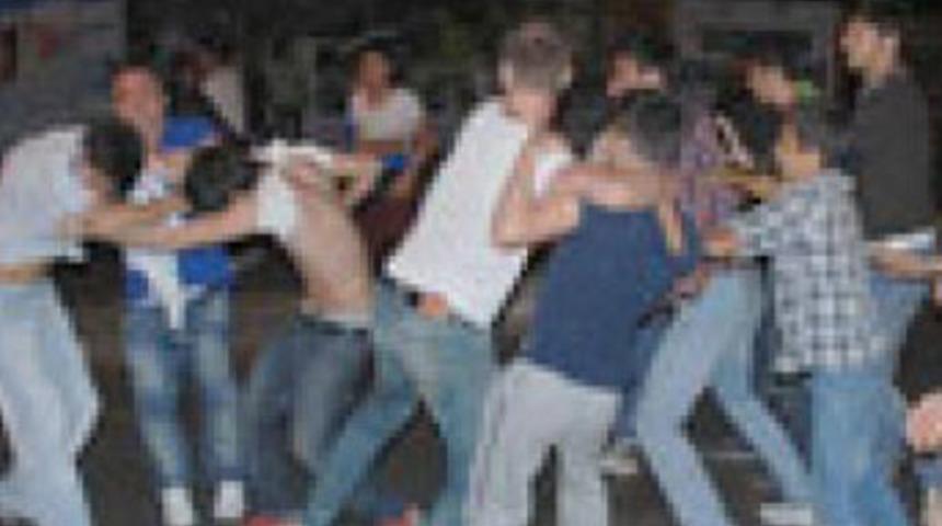 Alkoll&uuml; g&ouml;stericiler arasında kavga