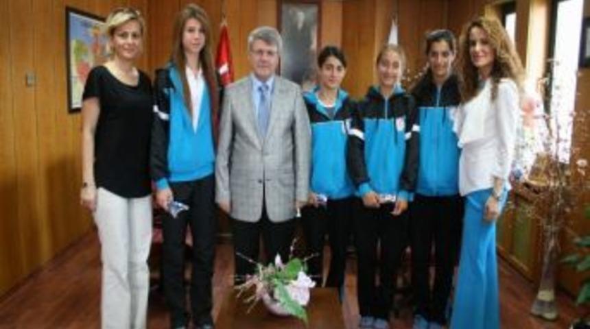 Şampiyon Kızlar G&uuml;lsar&rsquo;a Konuk Oldu