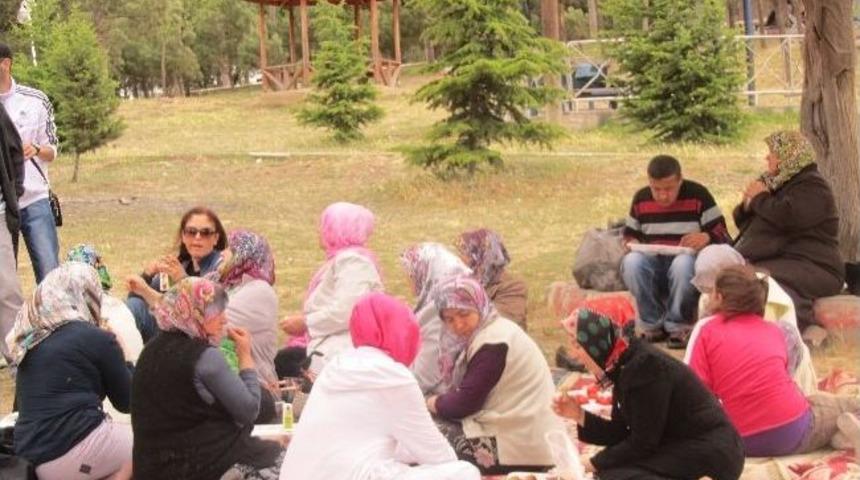 Beyazay Derneği Engelliler İ&ccedil;in Piknik Programı D&uuml;zenledi