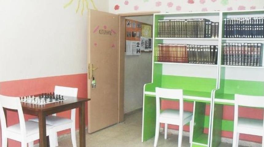 &Uuml;niversite &Ouml;ğrencileri İlk&ouml;ğretim Okulunun K&uuml;t&uuml;phanesini Yeniledi