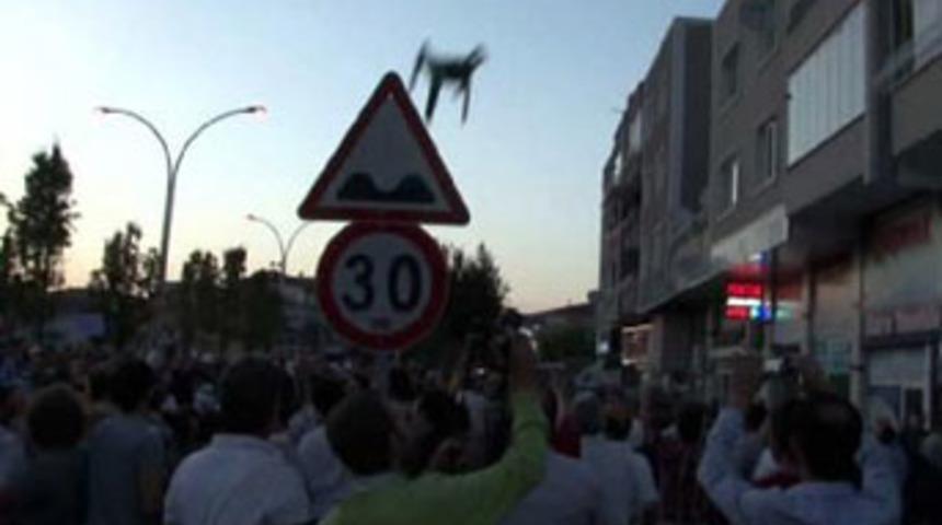 G&ouml;stericilerin &uuml;zerine sandalye attı