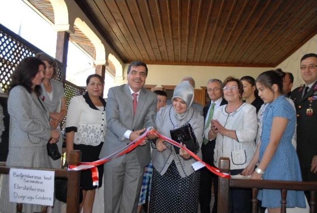 Kardeş&ccedil;e Kadınlar Ve El Emeği Derneği H&uuml;nerlerini Sergiledi