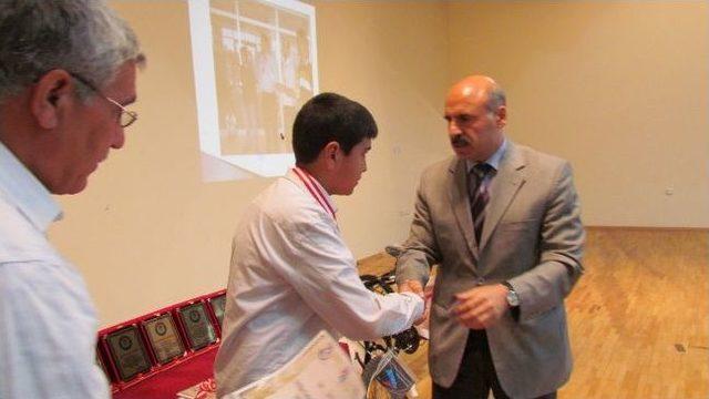 Satran&ccedil; ta Dereceye Giren &Ouml;ğrenciler &Ouml;d&uuml;llerini Aldı 1