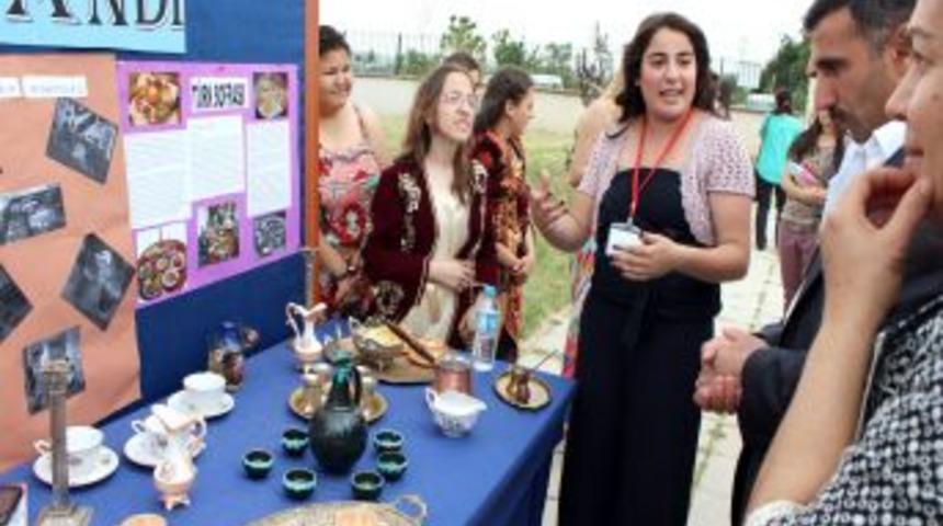 BTSO Kız Teknik Ve Meslek Lisesi Bahar Şenliği D&uuml;zenledi