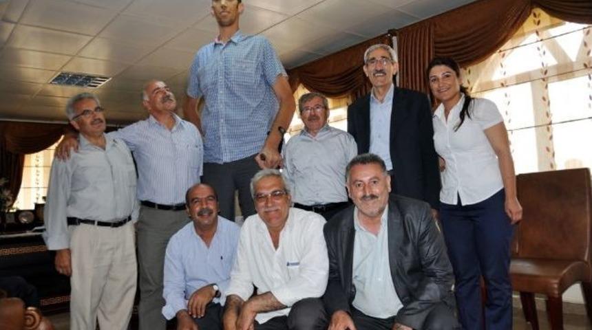 D&uuml;nyanın En Uzun Adamı Kızıltepe Belediyesi&rsquo;ni Ziyaret Etti