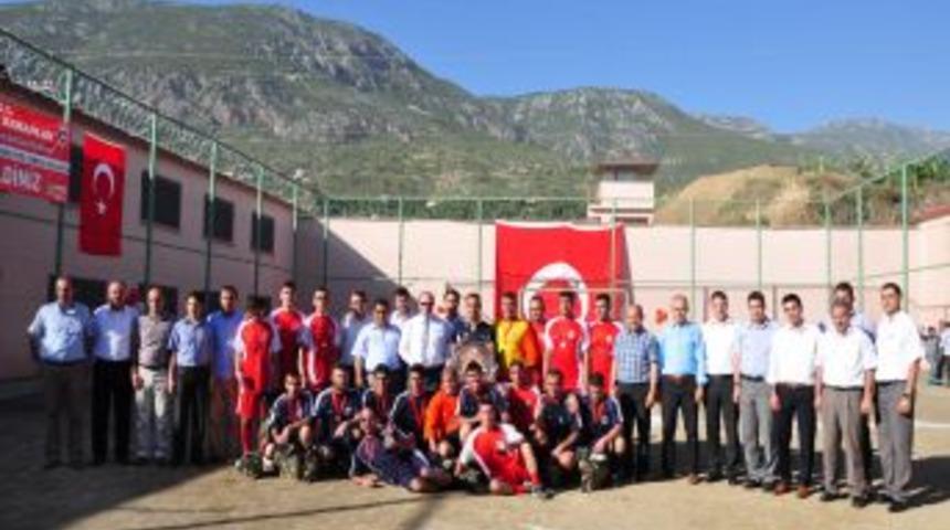 Hakem M&uuml;ft&uuml;oğlu Ma&ccedil;ını Y&ouml;nettiği H&uuml;k&uuml;ml&uuml;ye Formasını Hediye Etti