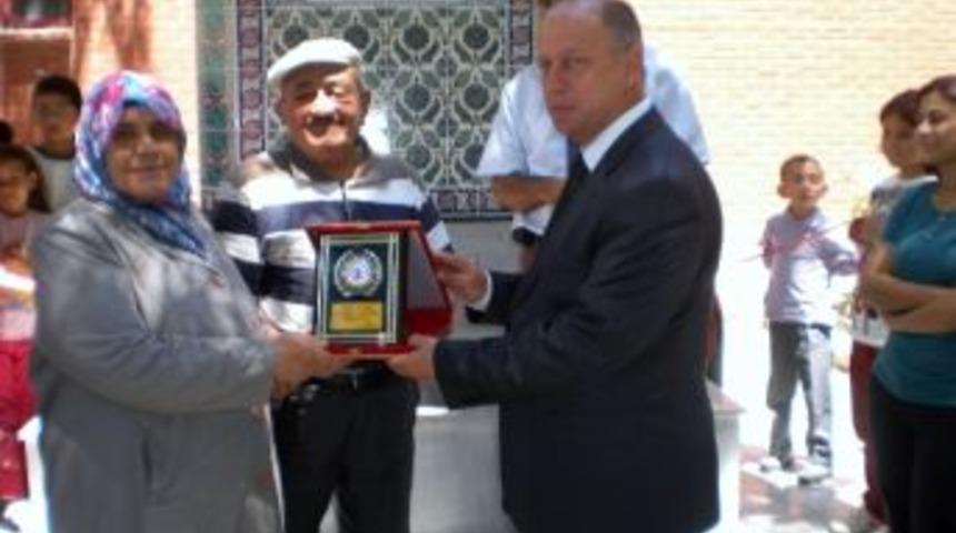 Şehit Polis Cavit Ka&ccedil;maz'ın Mezun Olduğu Okul Bah&ccedil;esine Ailesinden &Ccedil;eşme