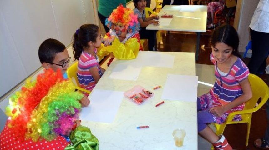 Ad&uuml;&rsquo;n&uuml;n Minikleri Rengarenk G&uuml;l&uuml;msedi