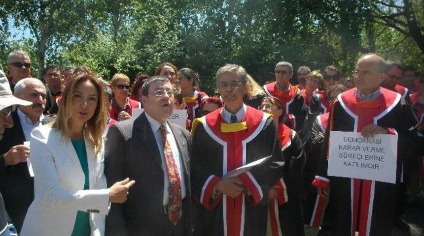 Meclis Önünde Öğretim Üyelerinden 'şiddeti Durdurun' Çağrısı