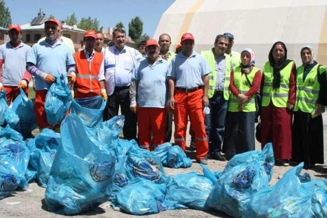 L&uuml;tfiye Binnaz Sa&ccedil;lı İlk&ouml;ğretim Okulu &Ouml;ğrencilerinden &Ccedil;evre Temizliği