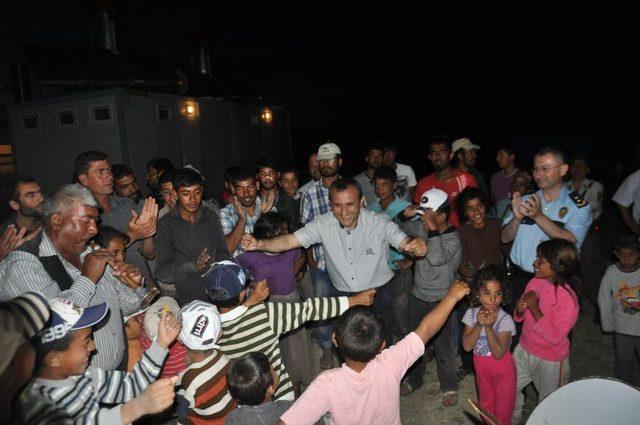 Mevsimlik Işçiler, Kaymakam, Emniyet Müdürü Ve Komutanla Birlikte Halay Çekti